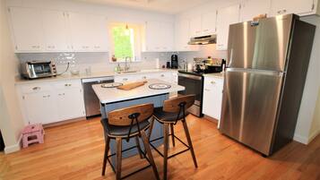 Coffee/tea maker, fridge, microwave, oven