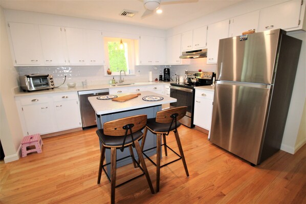 冰箱、微波炉、烤箱、炉灶