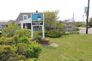 Property grounds - Cozy Bayside Cottage With Huge Outdoor Living Space and Private Beach (2313) (Provincetown)