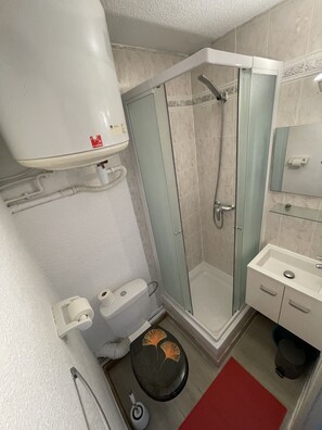 Douche, sĂšche-cheveux, serviettes fournies, savon
