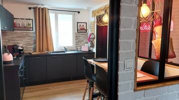 Réfrigérateur, micro-ondes, four, plaque de cuisson