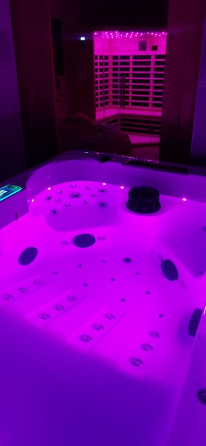 Indoor spa tub - Popartspa Location Maison sur Calais"loft" Jacuzzi, Sauna (Calais)