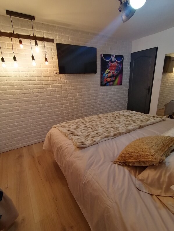 1 bedroom, free WiFi, bed sheets, wheelchair access - Popartspa Location Maison sur Calais"loft" Jacuzzi, Sauna (Calais)