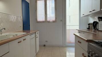 Frigorifero, microonde, forno, piano cottura