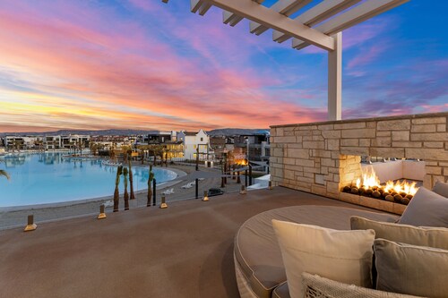 The Beach Front Max: 2 Private Pools, Lagoon + Beaches