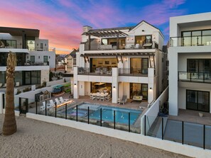 Exterior - The Beach Front Max: 2 Private Pools, Lagoon + Beaches (St George)