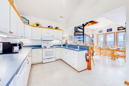 Soundfront Dog Friendly Home with Hot Tub, Game Room, and More!