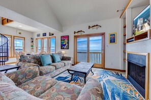 Smart-TV, DVD-spiller, filmbibliotek og stereoanlegg