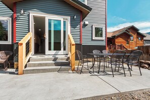 Outdoor dining - Silverthorne 4BR Home w/ Hot Tub and Private Garage (Silverthorne)