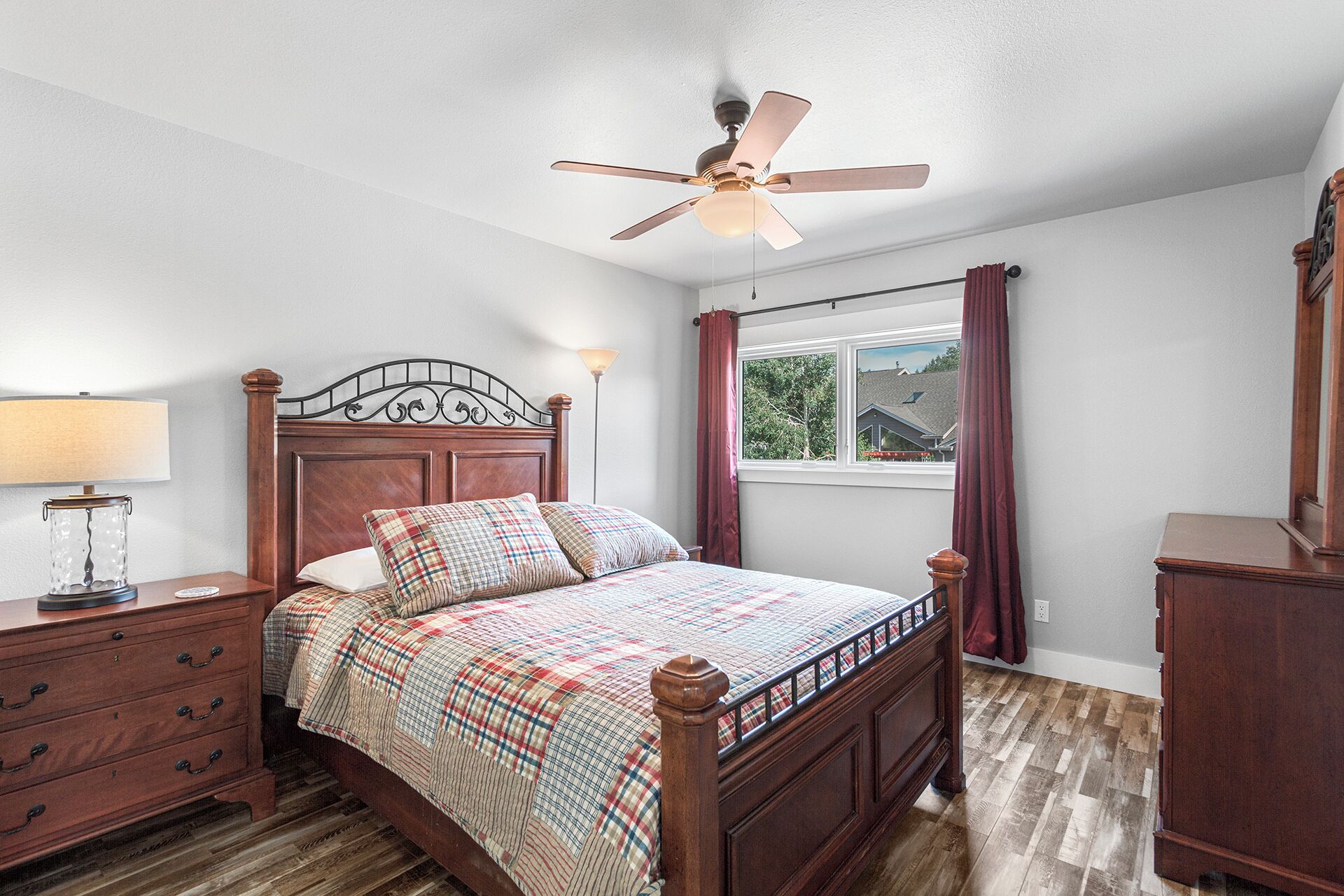 Upstairs Bedroom with Queen Bed