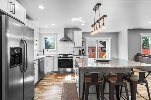 Refrigerador, microondas, horno y parrilla de estufa 