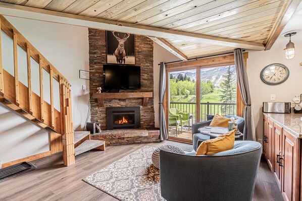 Televisión y chimenea 