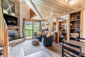 Televisión y chimenea 