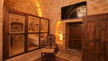 Presidential Double Room | Bathroom | Bathtub, hair dryer, slippers, towels