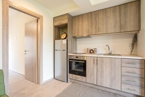 Fridge, oven, coffee/tea maker, toaster