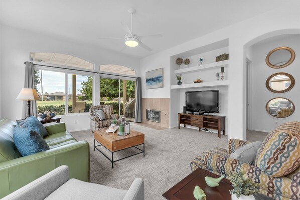 Smart TV, fireplace, Netflix, Hulu