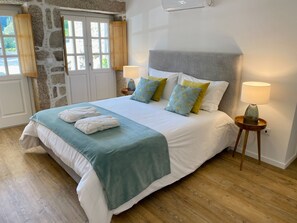 2 bedrooms, internet, bed sheets