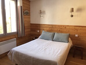 3 dormitorios, escritorio, tabla de planchar con plancha y cuna de viaje