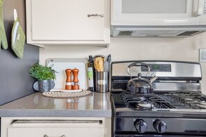 Fridge, microwave, oven, stovetop - Rad 2BR condo in Pacific Beach! (San Diego)