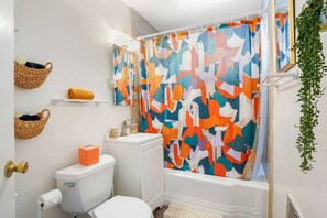 Baignoire, sèche-cheveux, serviettes fournies