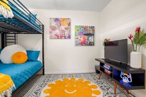 2 bedrooms, desk, iron/ironing board, WiFi