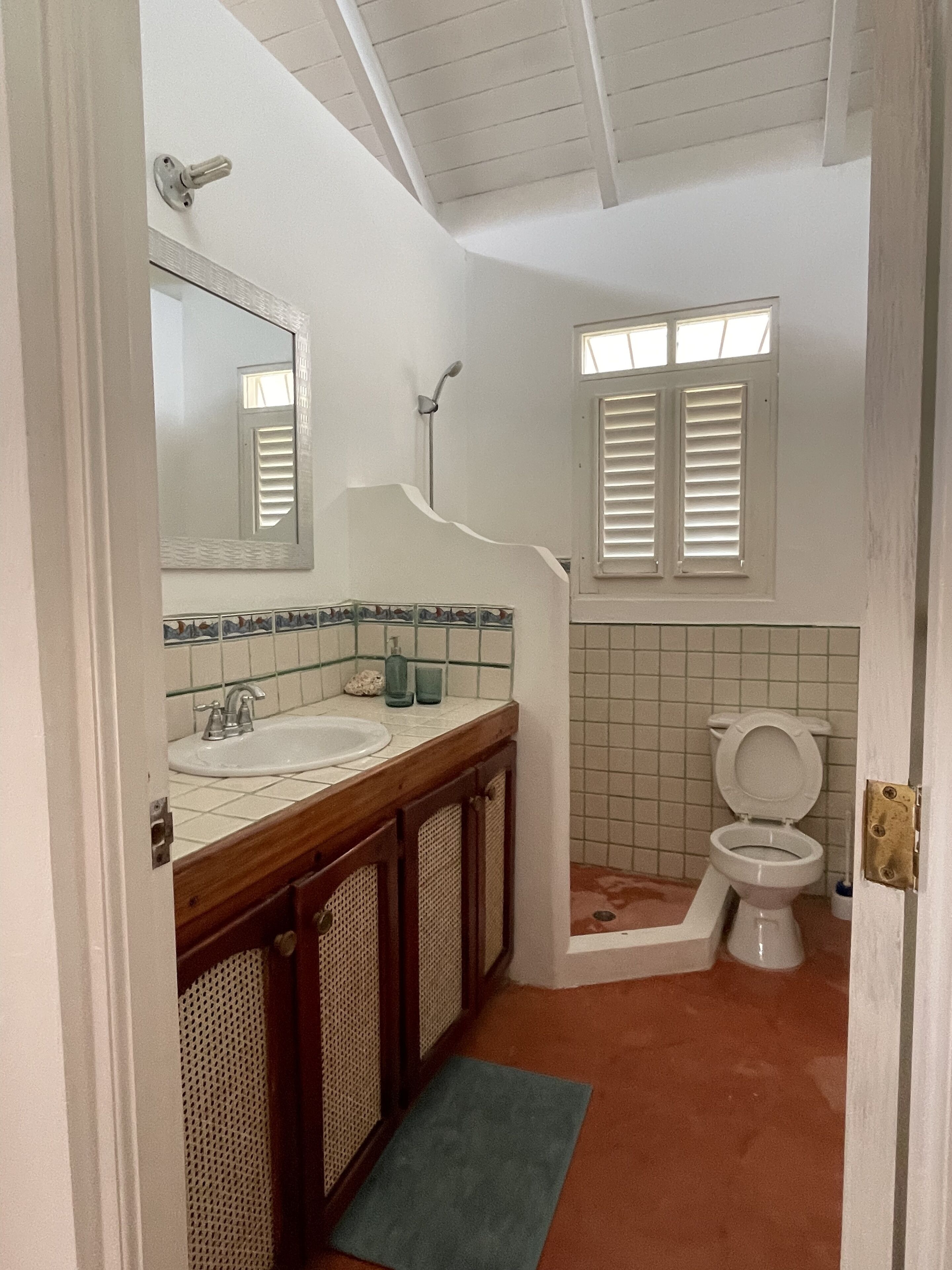 Rumah Klasik | Kamar mandi | Shower, pancuran hujan,  dan handuk