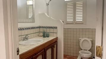 Rumah Klasik | Kamar mandi | Shower, pancuran hujan, dan handuk