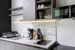 Refrigerador, microondas, horno y parrilla de estufa 