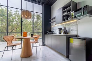 冷蔵庫、電子レンジ、オーブン、コンロ