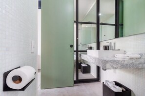 シャワー、ヘアドライヤー、タオル