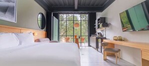 A modern hotel room with a large bed, a desk, a chair, and a TV. - w* | Lively Loft w/ Modern Deco in Roma Norte (Ciudad de México)