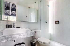 Dusche, Haartrockner, Handtücher, Shampoo