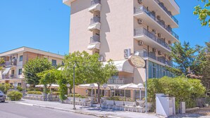 Ein mehrstöckiges Hotel mit Balkonen, Außenbereich und blauem Himmel.