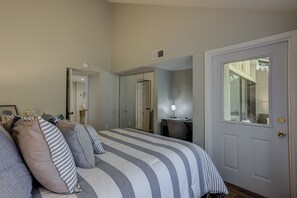 2 bedrooms, desk, iron/ironing board, internet - Sunset Rentals | Treetops 6104 (Hilton Head Island)