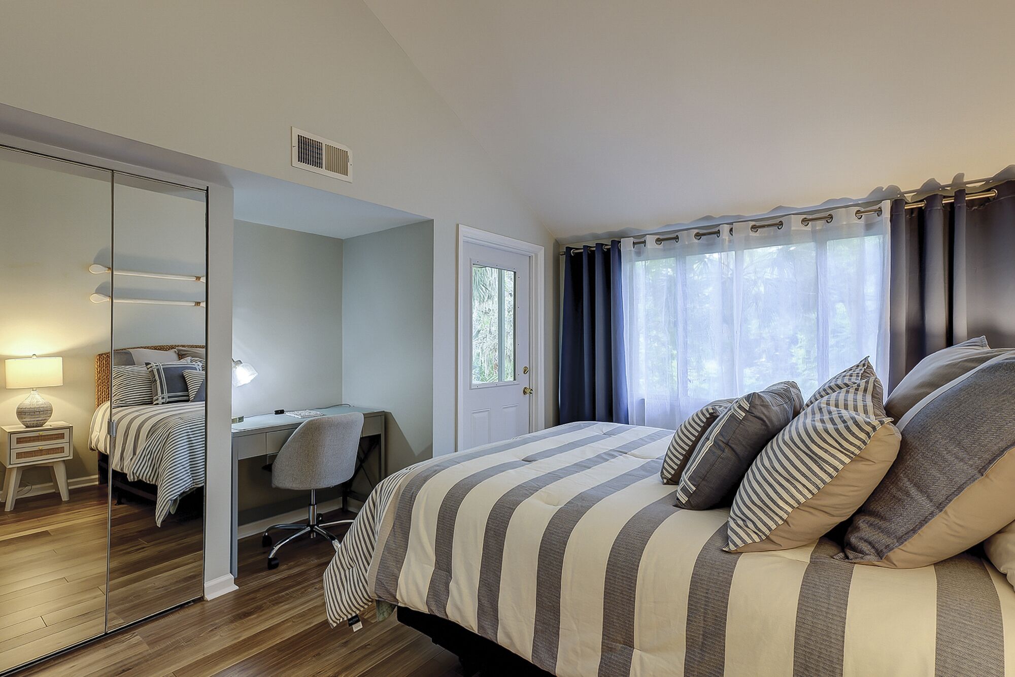 Une chambre à coucher avec un lit, un bureau et une chaise.