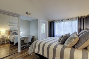2 bedrooms, desk, iron/ironing board, internet
