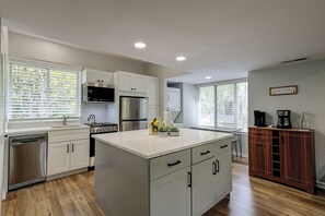 冷蔵庫、電子レンジ、コンロ、食器洗い機