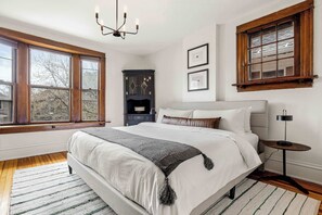 5 habitaciones, escritorio, tabla de planchar con plancha y wifi 
