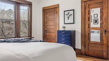 5 habitaciones, escritorio, tabla de planchar con plancha y wifi