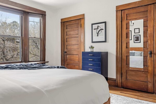5 bedrooms, desk, iron/ironing board, WiFi
