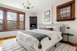 5 bedrooms, desk, iron/ironing board, WiFi