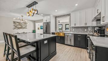 Køleskab, mikrobølgeovn, ovn, kogeplade