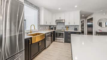 Geladeira, micro-ondas, fogão, cooktop