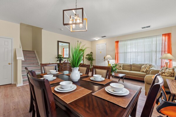 Dining - Greenviews, pool, spa and games room (Davenport)