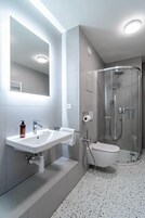 Deluxe Apartment | Bathroom | Free toiletries, hair dryer, slippers, towels