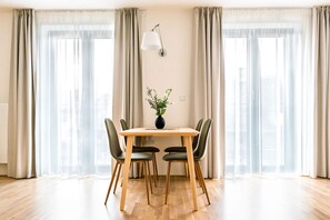 Leilighet – deluxe | Spiseområde på rommet