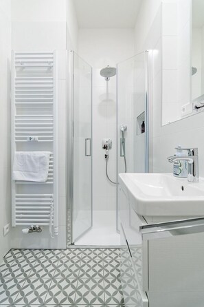 Suite estudio | Baño | Amenidades de baño gratuitas, secadora de cabello, pantuflas, toallas 