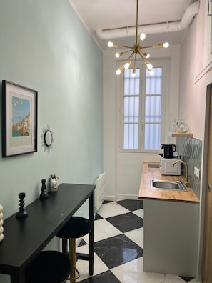 Réfrigérateur, micro-ondes, plaque de cuisson, cafetière/bouilloire