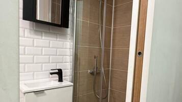 Douche, sĂšche-cheveux, serviettes fournies