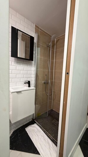 シャワー、ヘアドライヤー、タオル